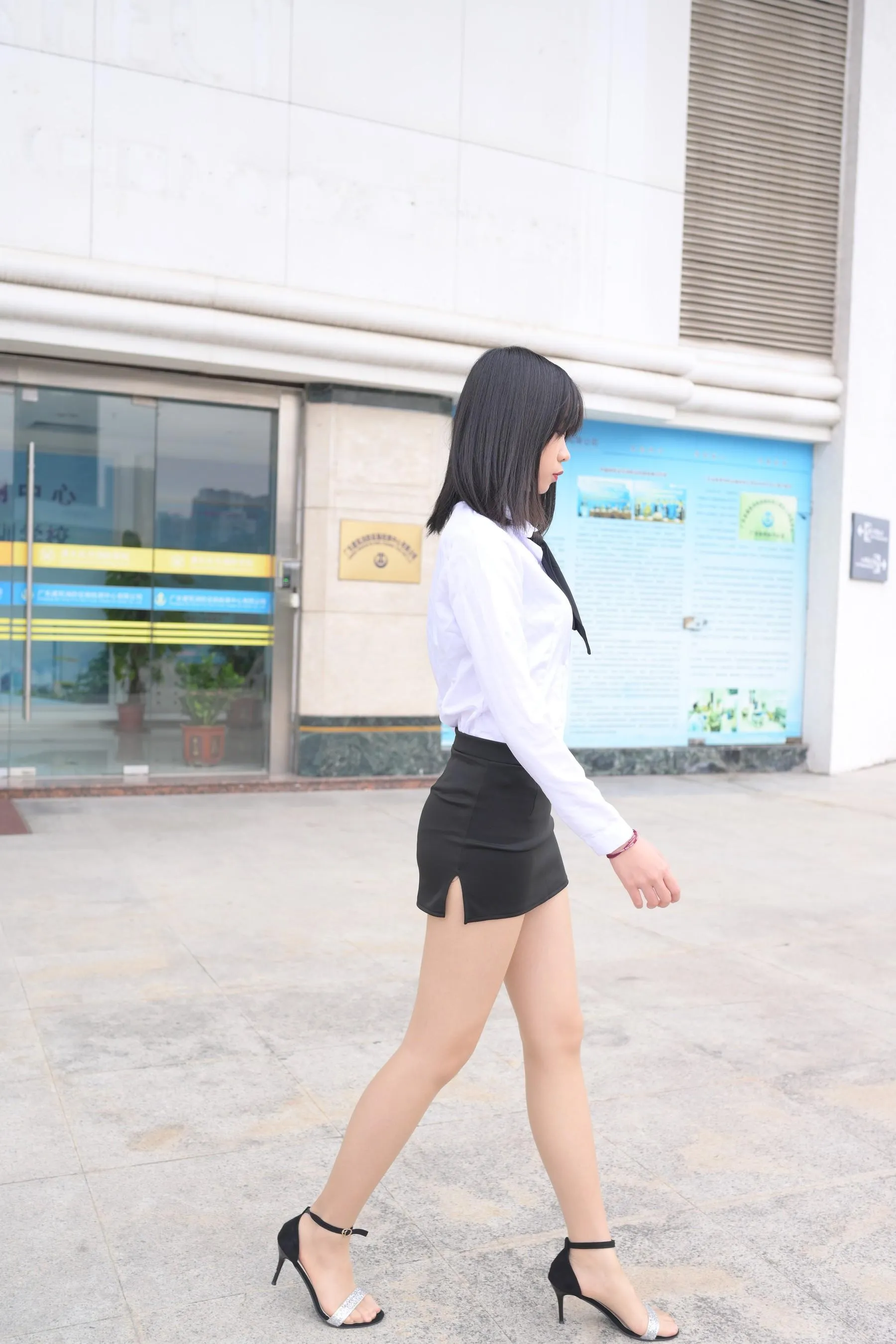[魔镜街拍] NO.084 程生街拍-商城推销美女长腿肉丝制服 [456P]插图1